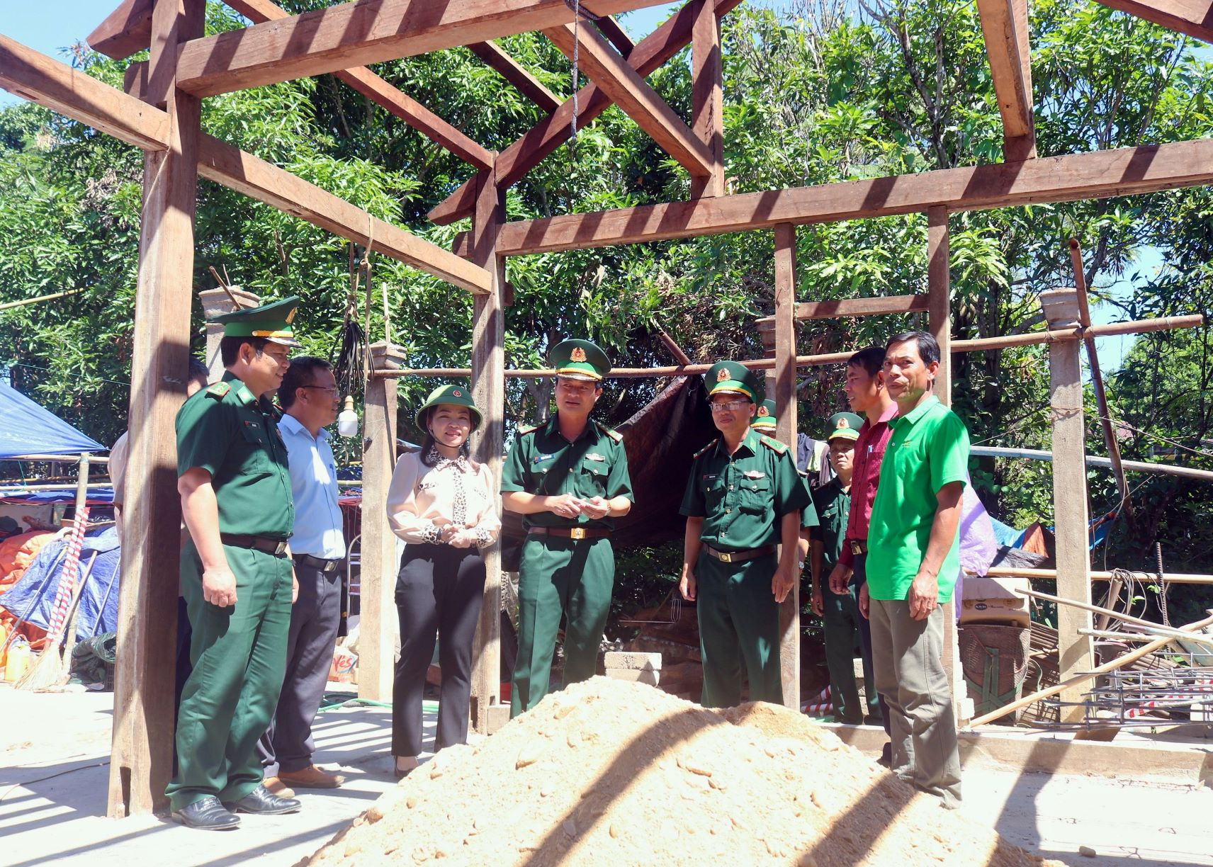 Những ngôi nhà thêm vững biên cương

